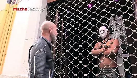 Deneyimli göt yumruk sokma sahnesinde siyah bir yumrukla karşı karşıya.