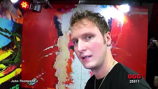 Sarışın genç kız döl yutuyor grup seks yapıyor