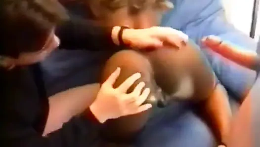 Bir yabancıyı erkek arkadaşının önünde sikmek için eve götüren çok sürtük bir zenci kız.