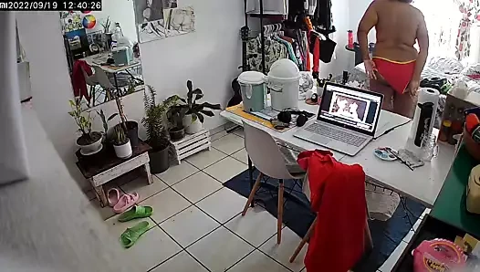 Karımı ofiste işimden izliyorum