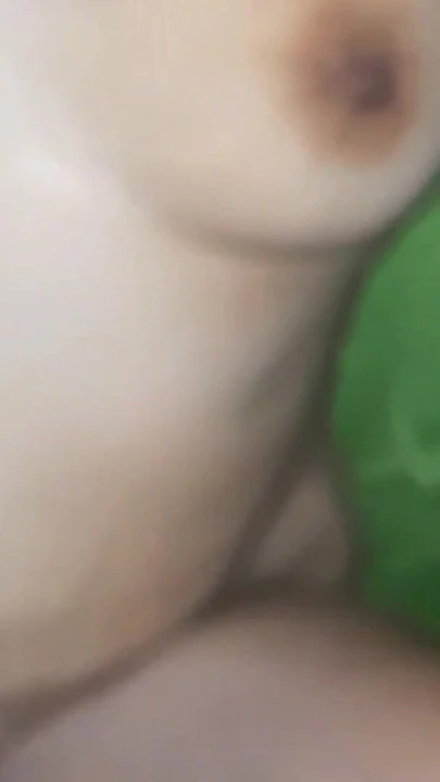 "Büyük yaraklı üvey oğul üvey annesini amından sikmek istiyor" den büyüleyici an