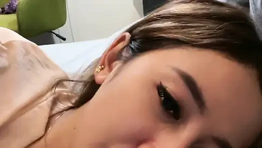 Azgın kız görüntülü görüşmede mastürbasyon yapıyor