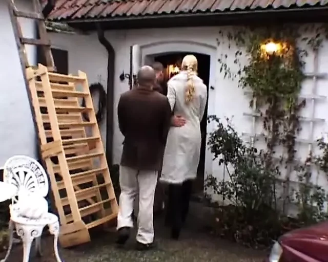 Güzel sarışın Fransız ateşli üçlü seks yapıyor