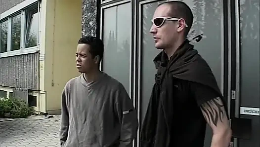 Azgın orta yaşlı seksi kadın park yerinde iki adamla sikişiyor
