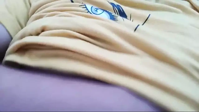 Kendime dokunarak görünmeyi seviyorum