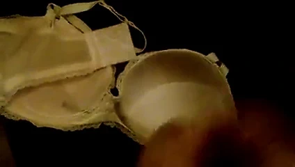 Kızımın üzerinde cumming. sutyen