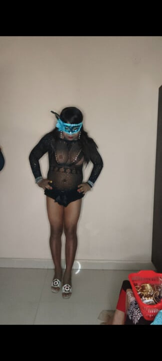 Köpüklü vücut çoraplı travesti