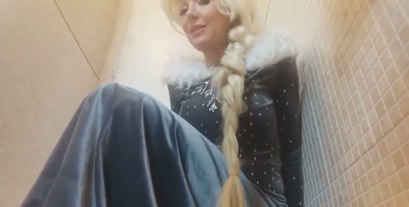 Elsas Cosplay Wanna Make U See