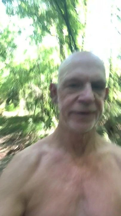 Halka açık bir parkta çıplak yürümek