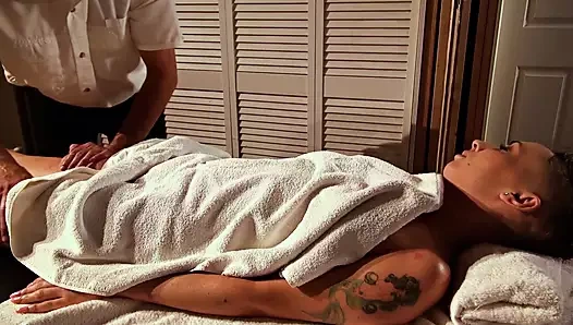 Oda arkadaşımla ikinci masaj videosu denemesi. Losyonu suçluyor.