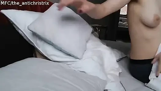Yatakta tembel pazar sabahları - ücretsiz kamera gösterisi