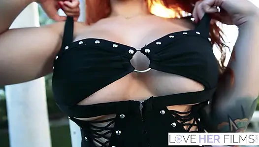 Sinatra Monroe büyük kavunlarının her yerine boşalmak için can atıyor