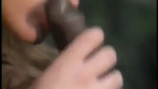 Beyaz sürtük büyük siyah yarağını tatmin etmek için mümkün olan her şeyi yapacak