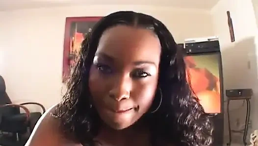 İnanılmaz zenci güzeli Lexington Steele'in büyük siyah yarağını emiyor