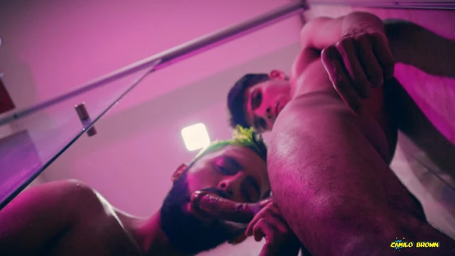 Camilo Brown ateşli twink andres zp'yi ona mastürbasyon yaparken yakaladı ve onu harika bir sakso için duşa davet etti