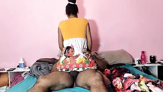 Üvey babamla keyif aldım, o beni hep orgazm ettiriyor