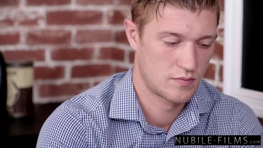 Smokeshow Barista Eliza Ibarra Adamın Elinden Numarasını Kaydırıyor