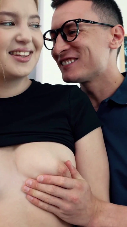 "Güzel üvey kız kardeş üvey erkek kardeşine ödül olarak amını sunuyor" dan ikonik an