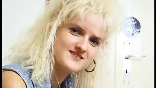 Sarışın Alman orta yaşlı seksi kadın tek başına iş yapıyor