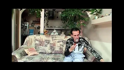 Küçük ev hanımı büyük olgun yarakla domalarak sikiliyor