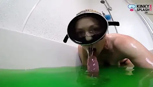 Dağınık yeşil balçık maske sakso