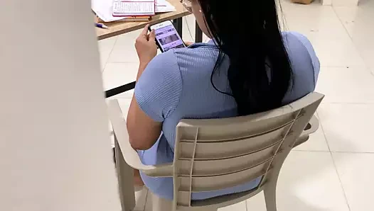 Üvey annemin cumming'ini yakaladım ve bana horozumu hissetmek istediğini söyledi