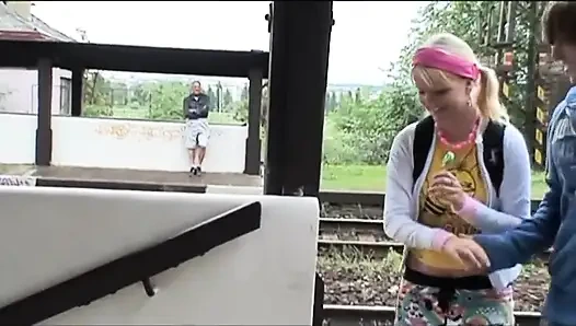 Seksi sarışın hatun büyük yarak üzerinde