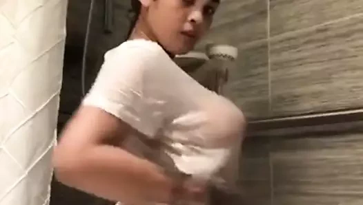 Duşta ateşli latin twerk