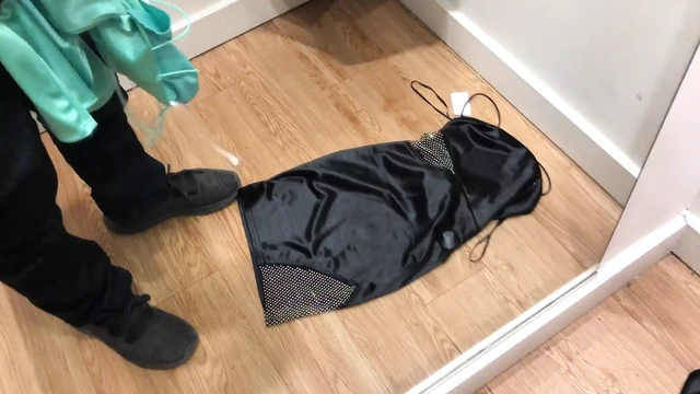 Рождественские покупки заканчиваются в быстром тройничке с двумя атласными мини-платьями и мини-юбкой в раздевалке магазина одежды