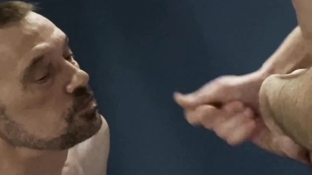 Üvey baba üvey çocuğunu sidikle sırılsıklam ediyor