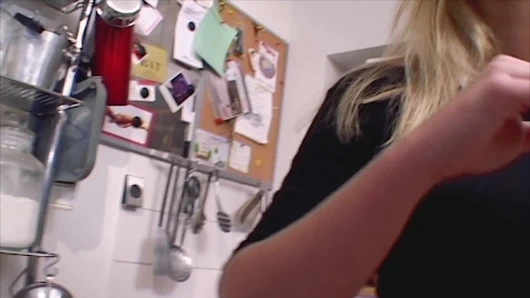 Olağanüstü Alman milf ile dev göğüsler dildoing ona tıraş beceriksizlik içinde the mutfak