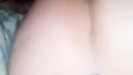 Büyük, zıplayan, dövmeli göt yarağımı yutuyor bakış açısı