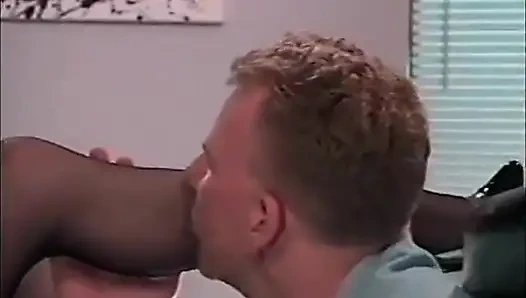 Yüksek topuklu seksi kızıl saçlı kadın ofiste ayaklarını yalatıyor