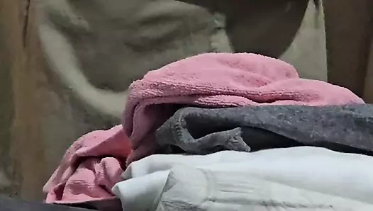 Üvey anne tırnaklarını yapıyor ve Hintli eşcinsel üvey oğluna giriyor