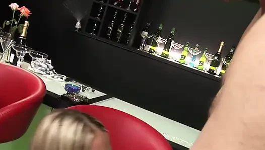 Grup seks partisi bir barda birçok azgın fahişeyle yer alıyor
