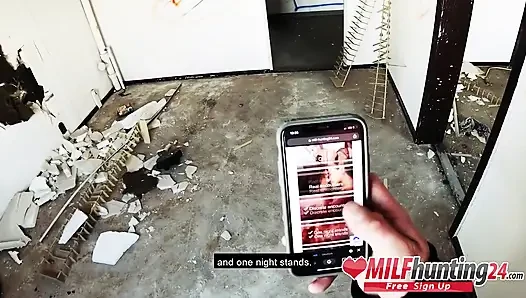 Orta yaşlı seksi kadın avcısı terk edilmiş bir ofis binasında sıska orta yaşlı seksi kadını sikiyor