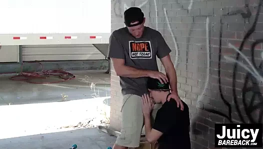 seksi bıyıklı paten ahbap kendi tahtasında barebacked