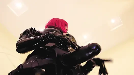 Страпон-фетиш латекс. Госпожа Eva Latex милфа с розовыми волосами соло