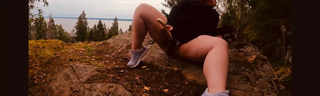 İsveçli milf (orta yaşlı kadin) ormanda