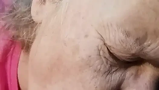Bu adama sakso çekmemi izle! Ateşli orta yaşlı seksi kadın sakso çekiyor!
