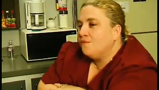 Edepsiz şişman bayan Patty Parker durdurulamaz vücudunu yağlatmayı ve amını meraklı adam tarafından oyuncakla sikilmeye bayılıyor