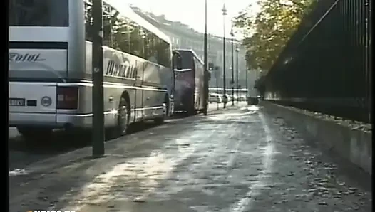 İri güzel sürtük kıllı amını yalatıyor ve azgın bir müşteri tarafından sikiliyor