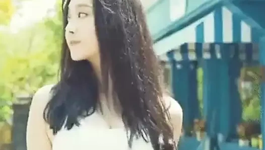 Yura karnına bir kez daha göz atarak geri döndü