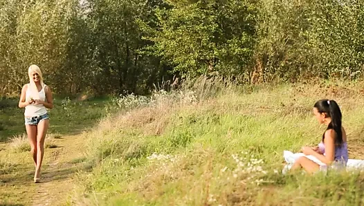 Zwei heisse Teens mit prallen titten ficken sich im freien