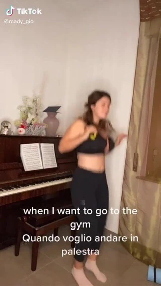 Kız atlama ve büyük göğüslerini zıplatma