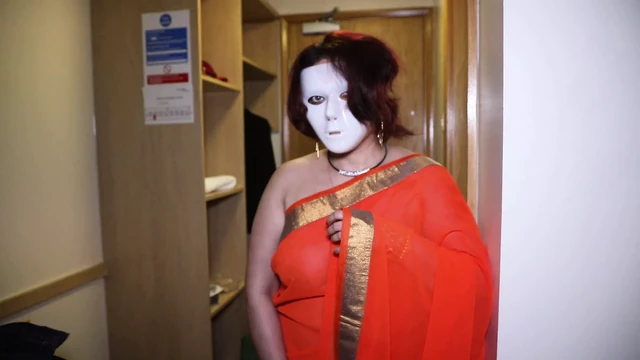 Индийская крошка Nri снимает сари