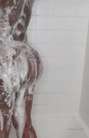 Sabunlu duş twerk