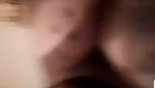 Susamış kukuleta kız telefonda eğleniyor