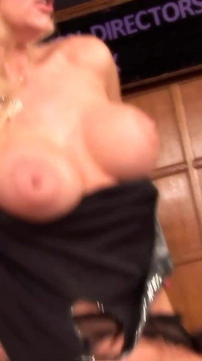 Büyük memeli azgın sarışın Paige Ashley, seksi iç çamaşırı ve uyluk yüksek çorap giyiyor, yaşlı bir adamla sikişiyor