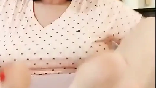 Seksi kırmızı ayak tırnakları yalınayak ayak tabanları